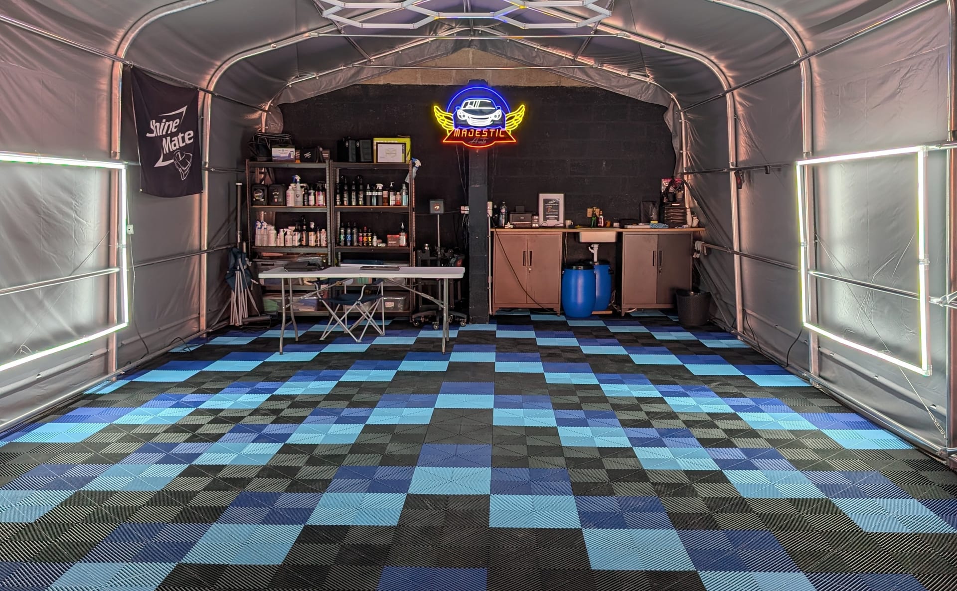 Intérieur atelier MajesticAuto avec éclairage professionnel et produits detailing