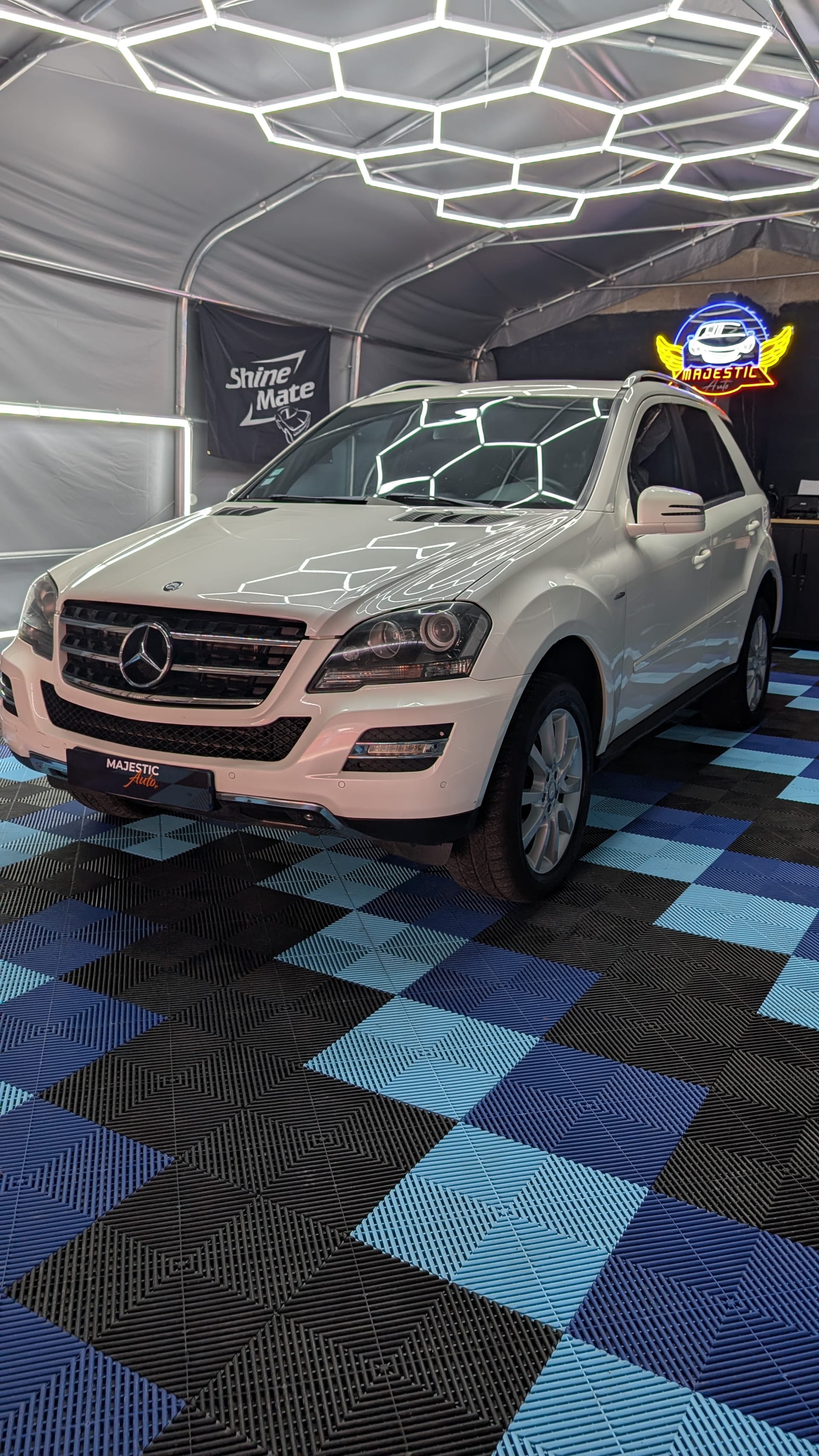 Mercedes ML sous éclairage hexagonal dans l'atelier MajesticAuto à Domart-en-Ponthieu
