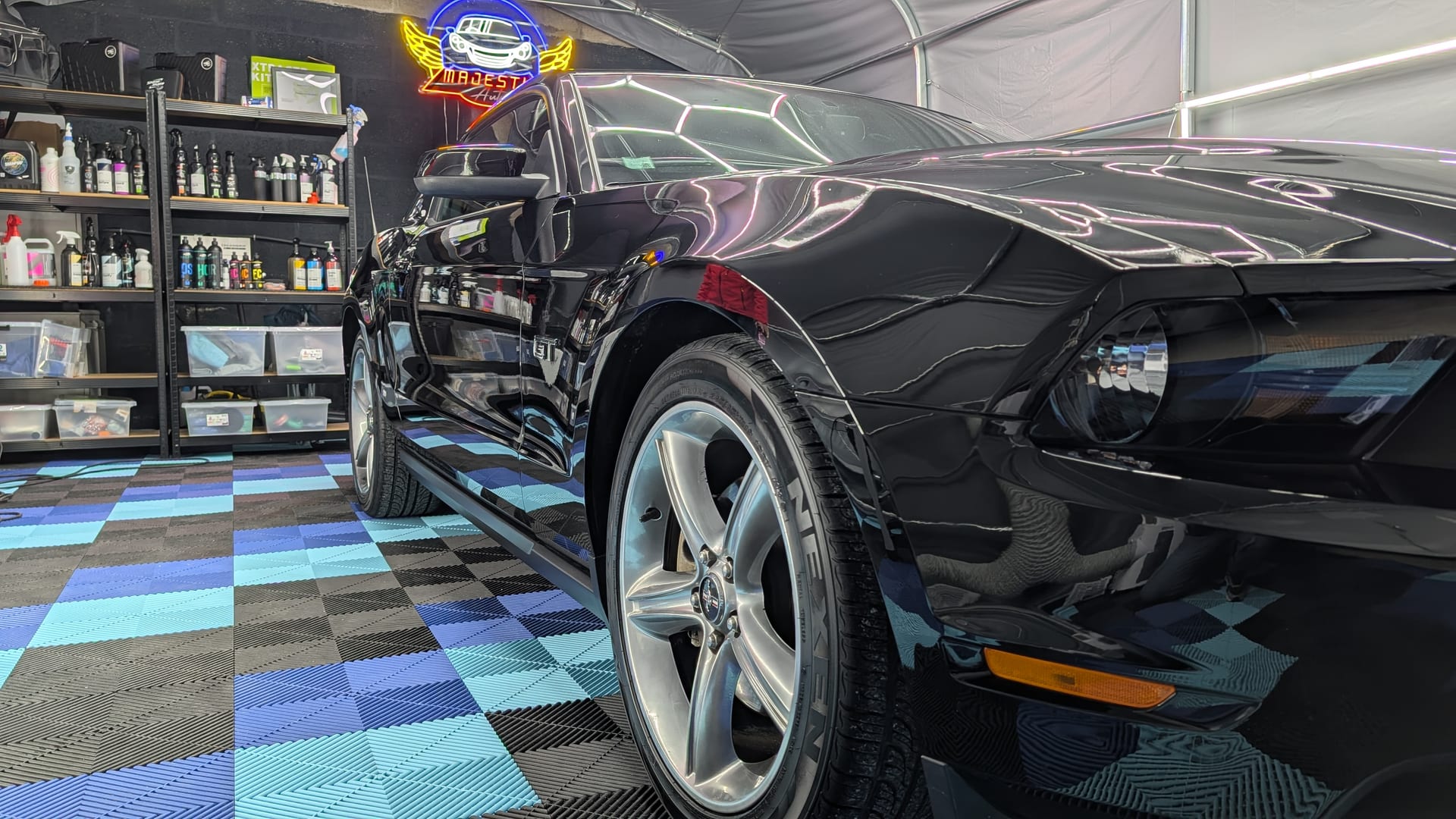 Mustang GT detailing complet dans atelier MajesticAuto