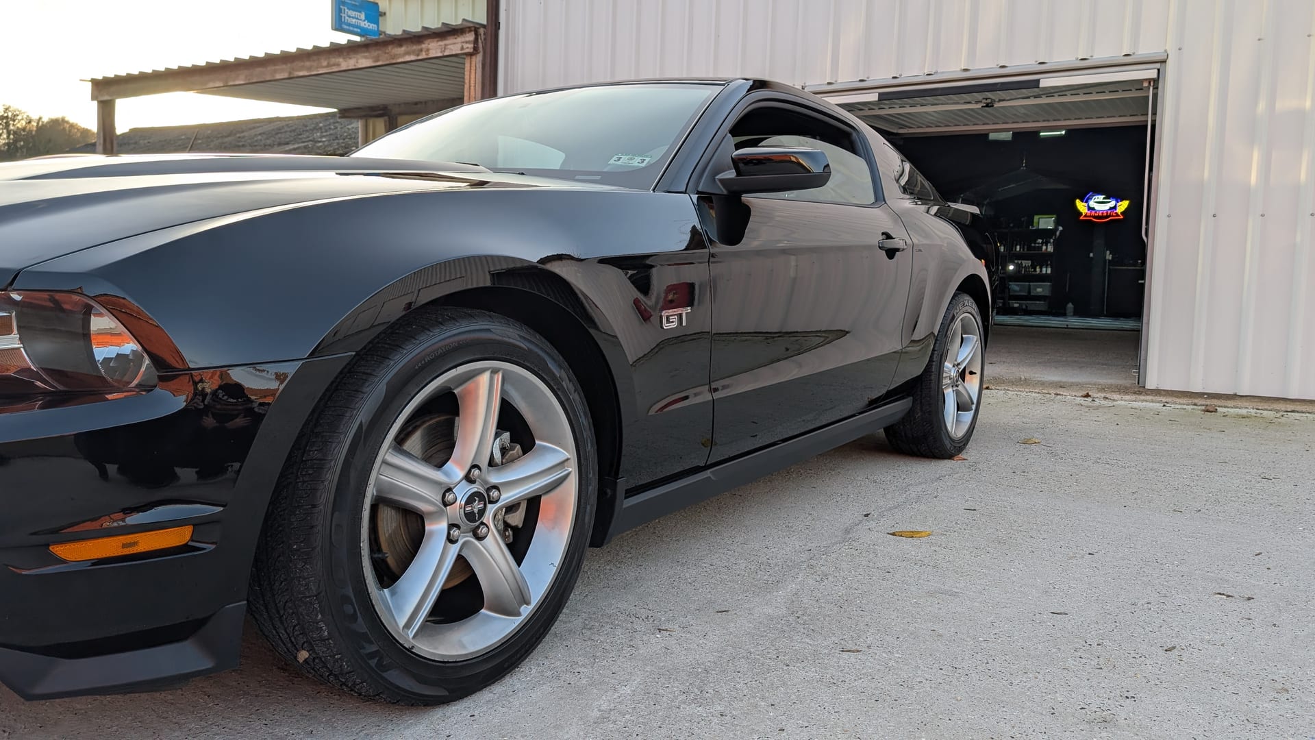 Ford Mustang GT en cours de polissage de correction dans l'atelier MajesticAuto à Domart-en-Ponthieu