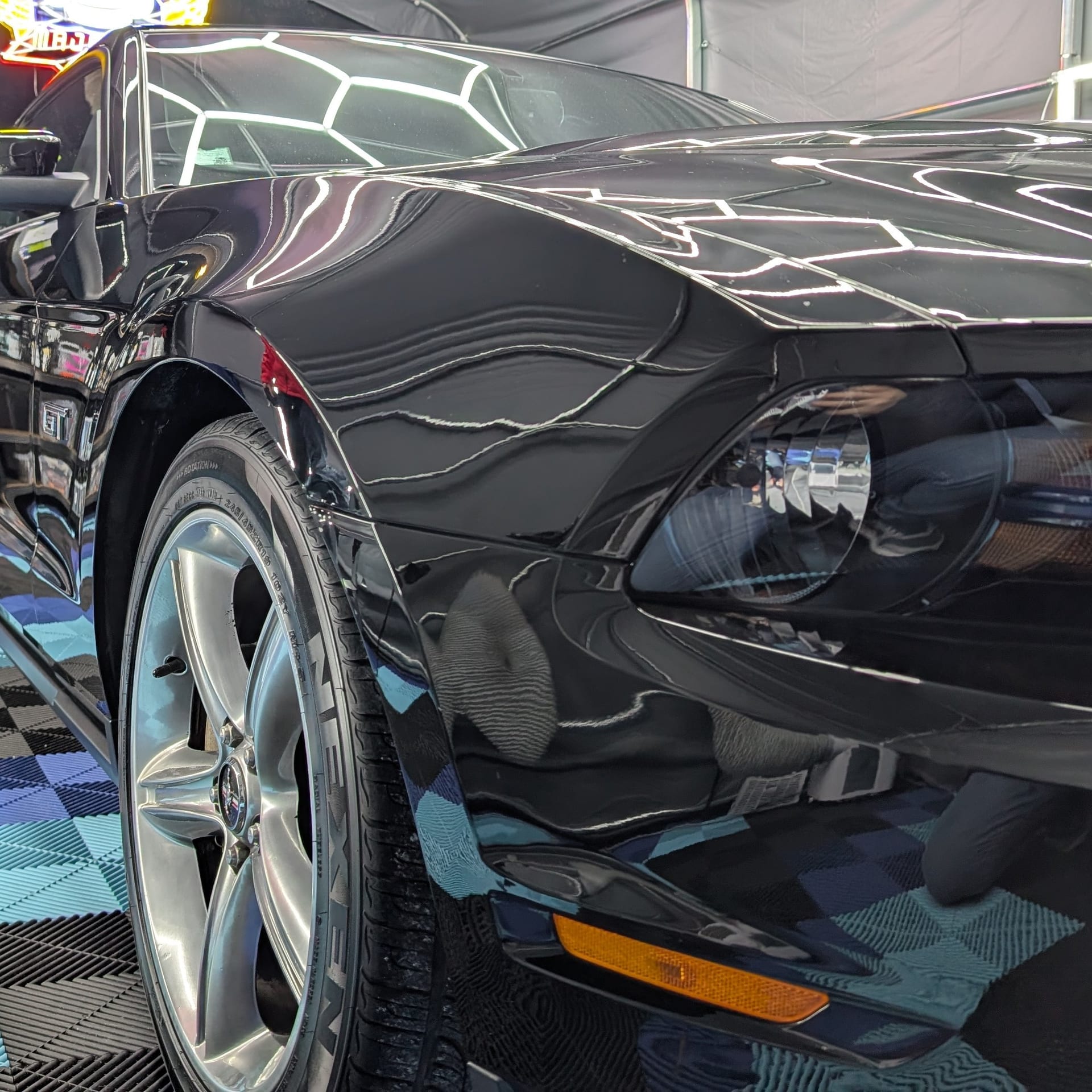 Mustang GT noire reflets hexagonaux après polissage MajesticAuto