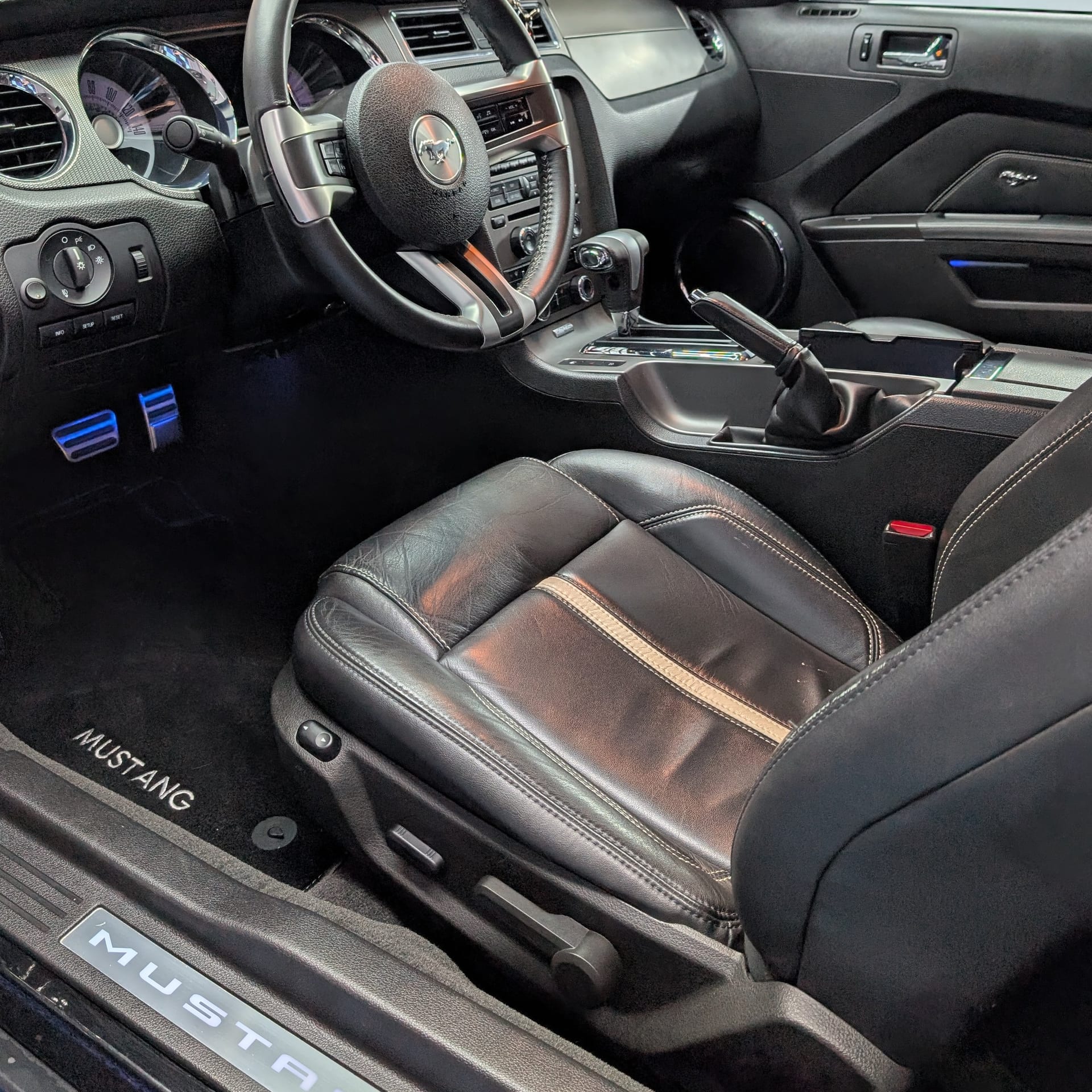 Nettoyage intérieur Ford Mustang cuir noir