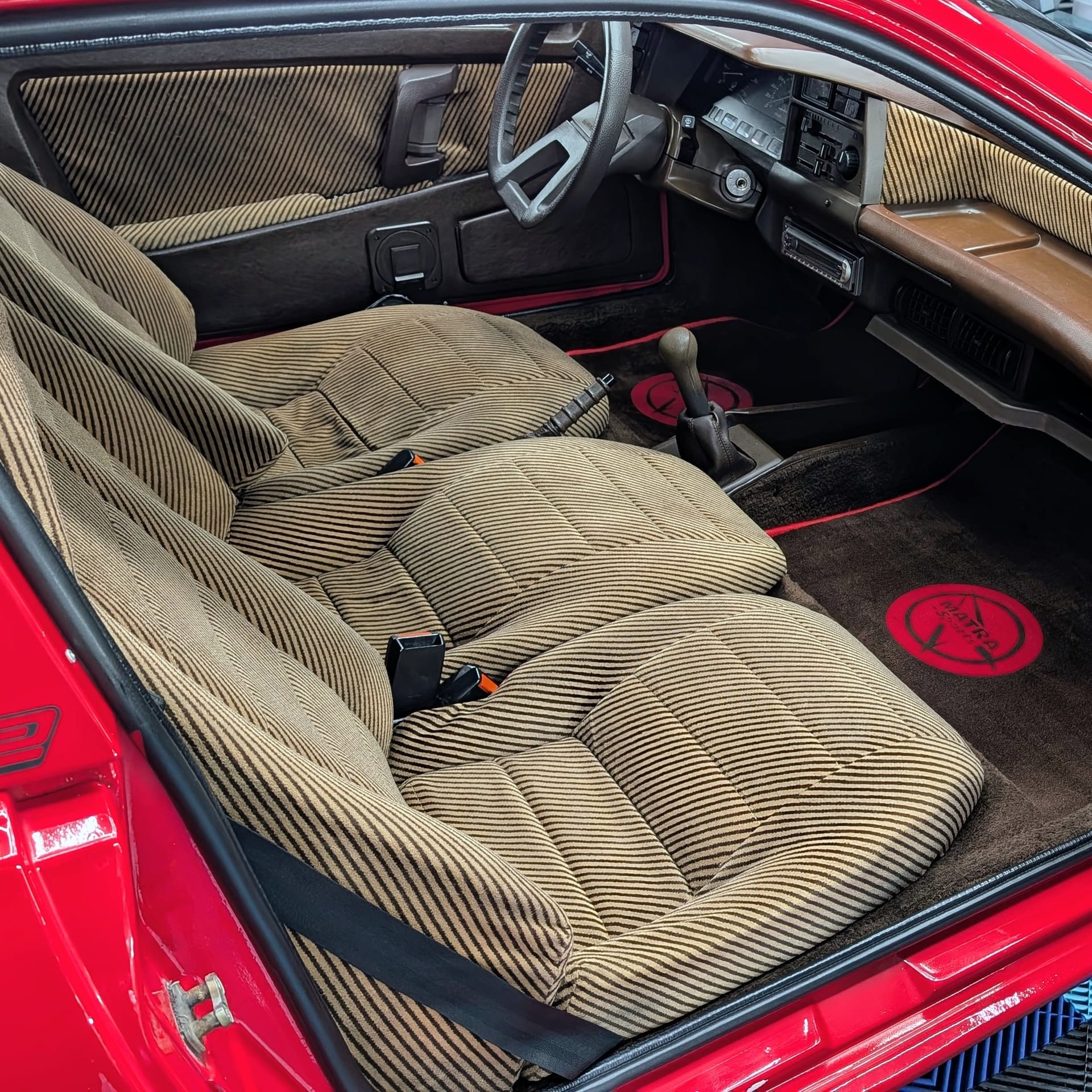 Nettoyage intérieur d'une voiture ancienne dans l'atelier MajesticAuto à Domart-en-Ponthieu