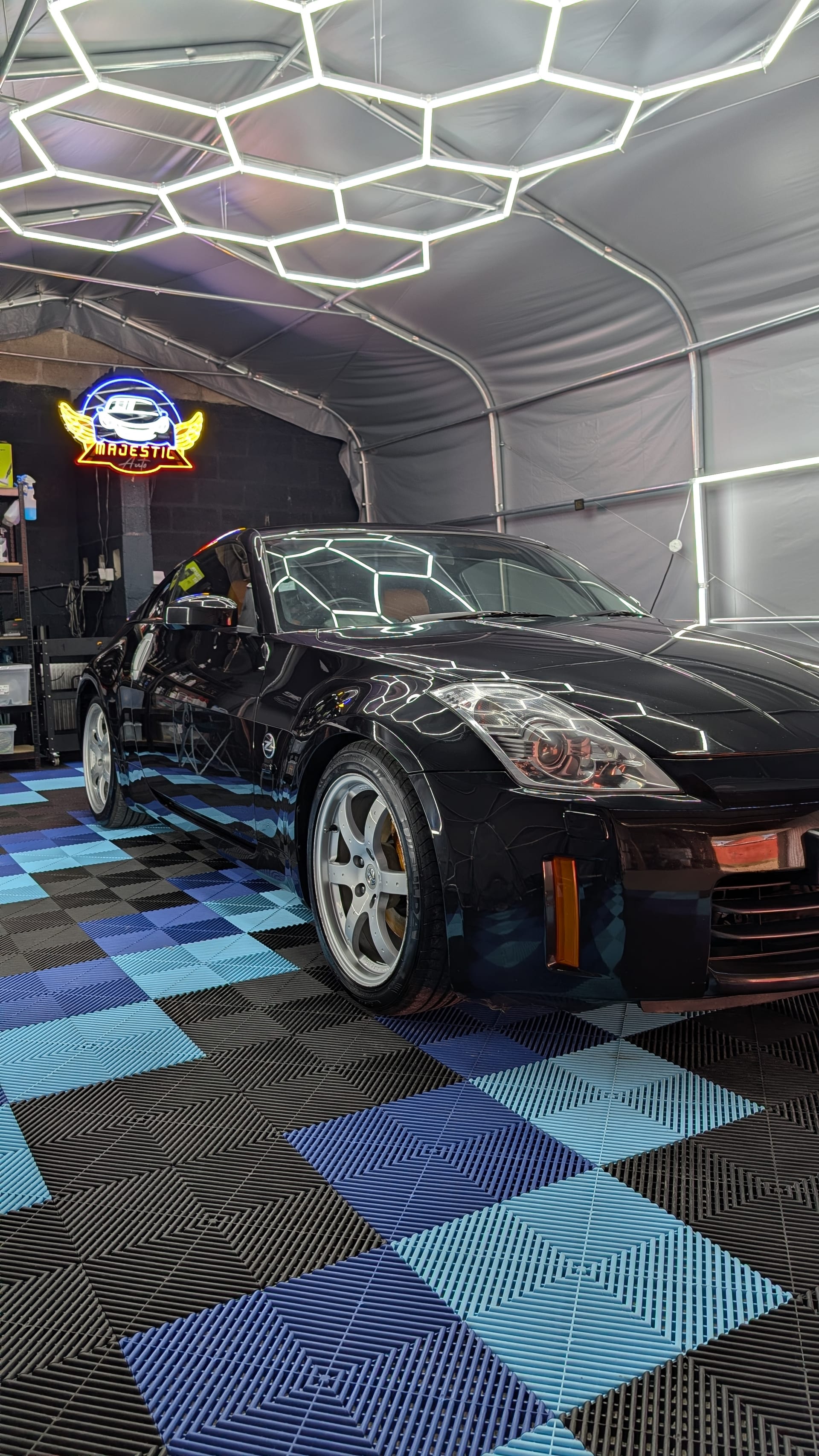 Nissan 350Z noire detailing atelier éclairage hexagonal