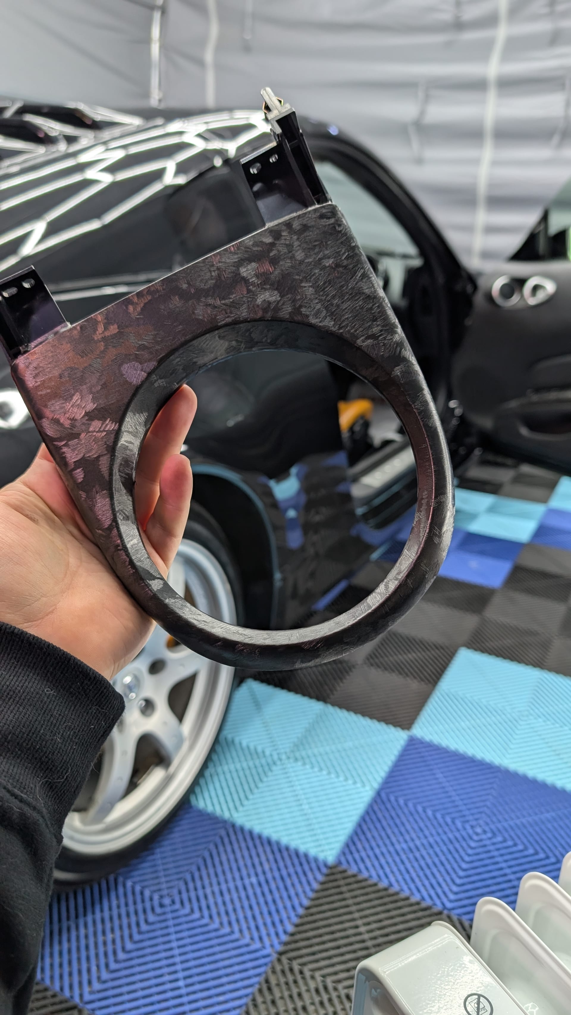 Pièce en carbone forgé après detailing dans l'atelier MajesticAuto