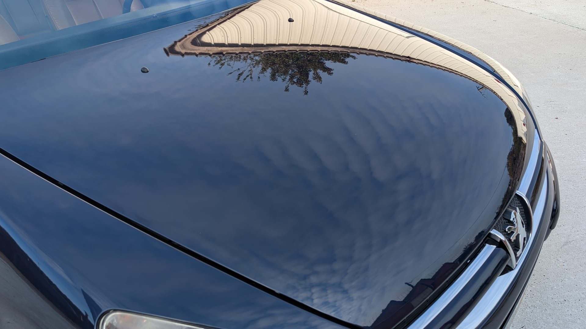 Polissage capot Peugeot noir effet miroir